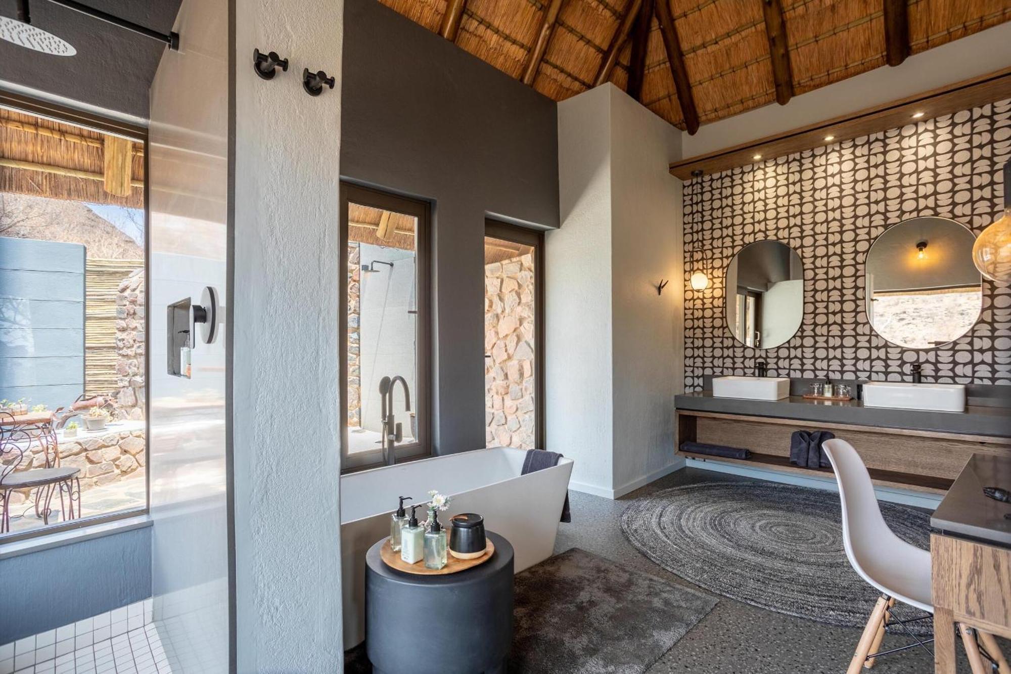 Tuningi Safari Lodge Reserva de Madikwe Exterior foto