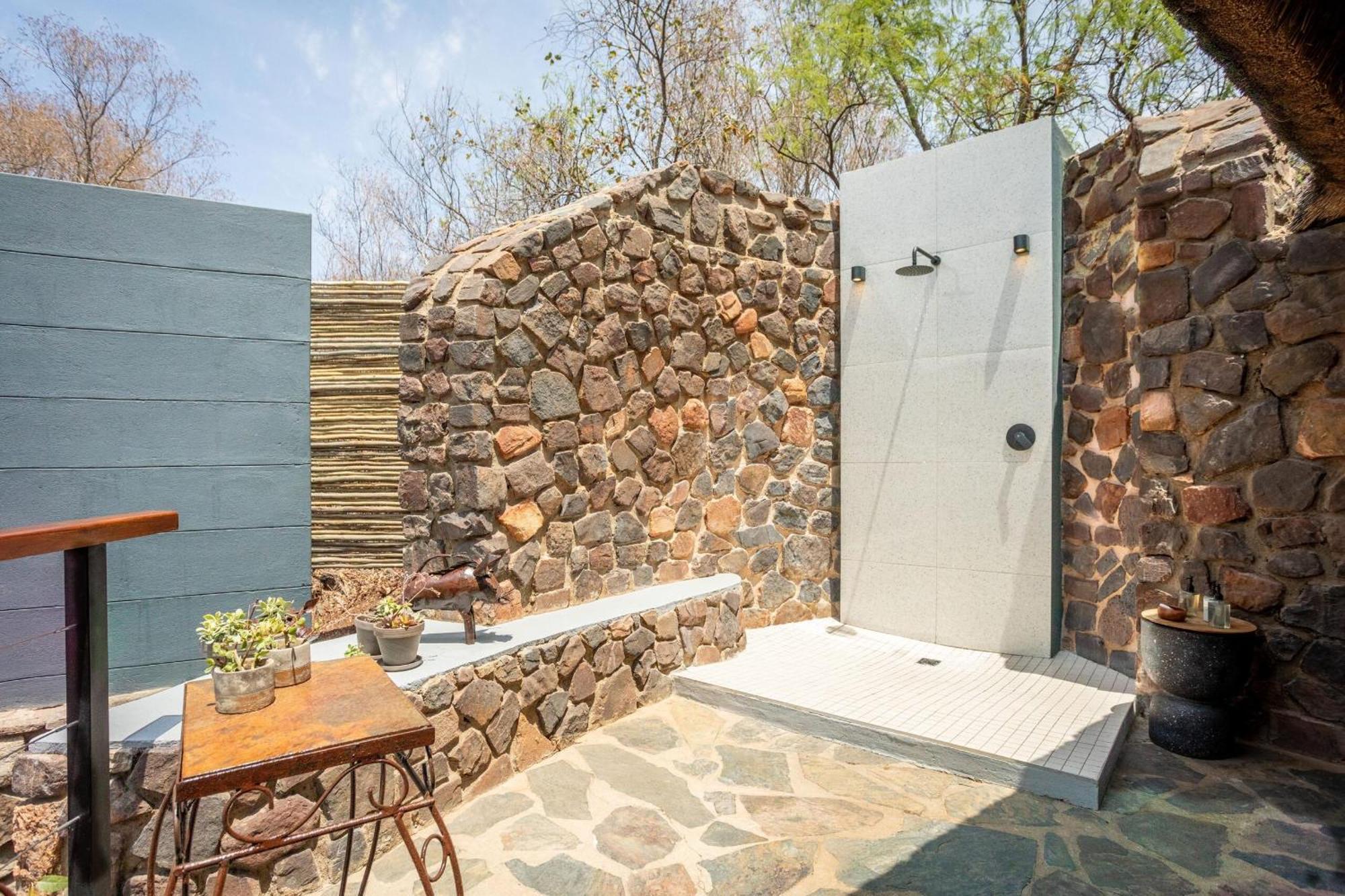 Tuningi Safari Lodge Reserva de Madikwe Exterior foto